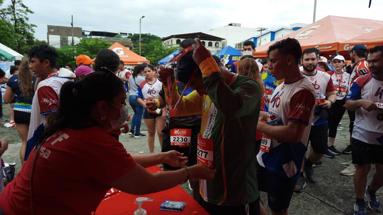 El staff de diario LA PRENSA entregó las medallas a los corredores. 