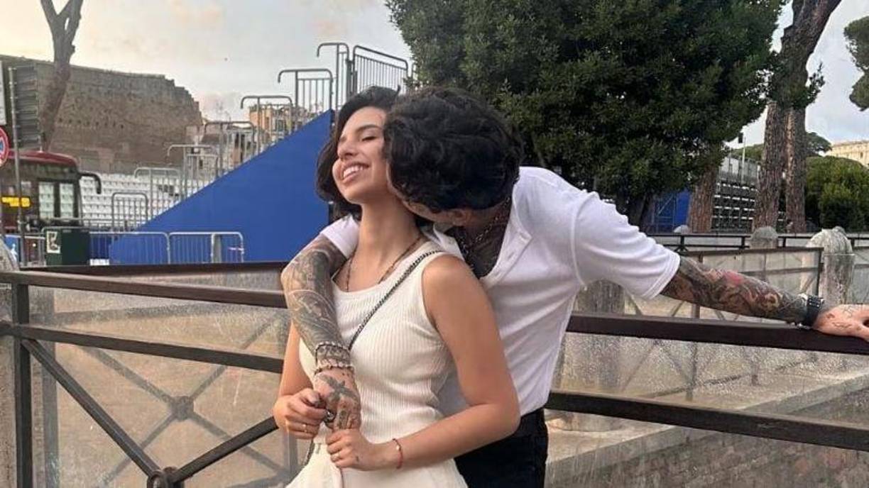 Ángela Aguilar confirmó la noticia de su romance en la revista ¡Hola! Américas el pasado lunes. La joven aseguró que no era algo nuevo: “Es la continuación de una historia que la vida nos hizo pausar para poder crecer y extrañar”. Cabe recordar que ellos se conocieron cuando ella tenía 14 años, y él 19.