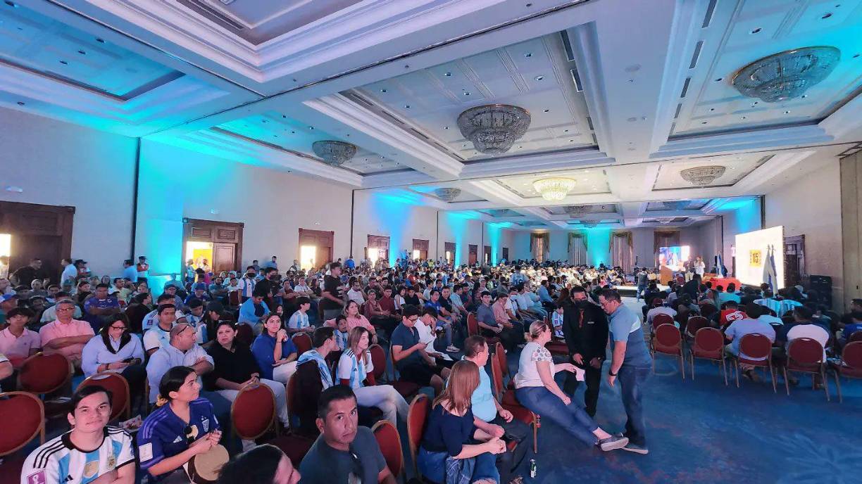 Unas 800 personas estuvieron presentes en una conferencia de prensa brindada por Lionel Scaloni en El Salvador.