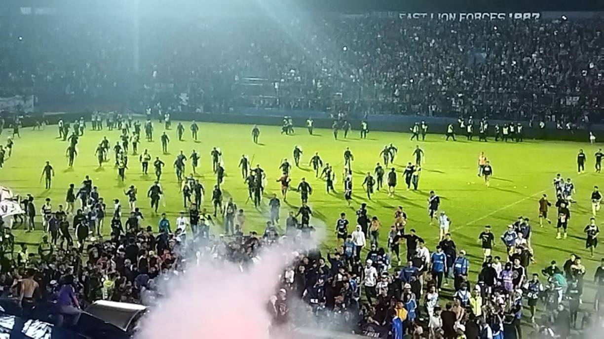 En las imágenes que circulan en redes sociales se muestra que el nivel de violencia llegó a todos los rincones del estadio y sus inmediaciones.