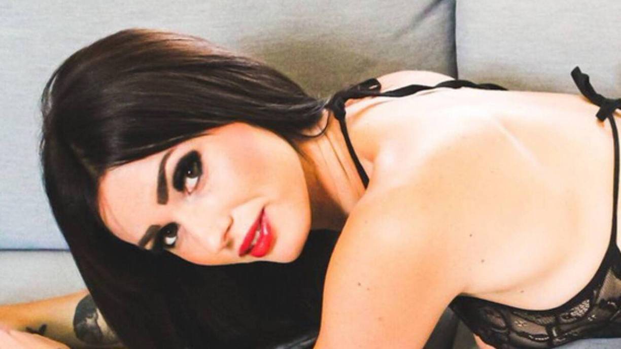 Explicó que la noche del 10 u 11 de enero se encontraba en casa de la joven para grabar un video pornográfico en el que ella era atada de pies y manos cuando empezó a golpear con un martillo sus piernas y cabeza y terminó cortando su cuello por razones que asegura desconocer, según recogen los medios.