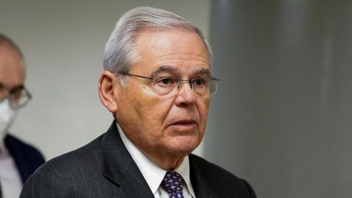 En 2015, fue acusado de aceptar sobornos de vuelos en jets privados, vacaciones de lujo y más de 750.000 dólares en donaciones ilegales de campaña. Pero los cargos fueron desestimados tres años más tarde debido a que el jurado no logró llegar a un veredicto unánime.