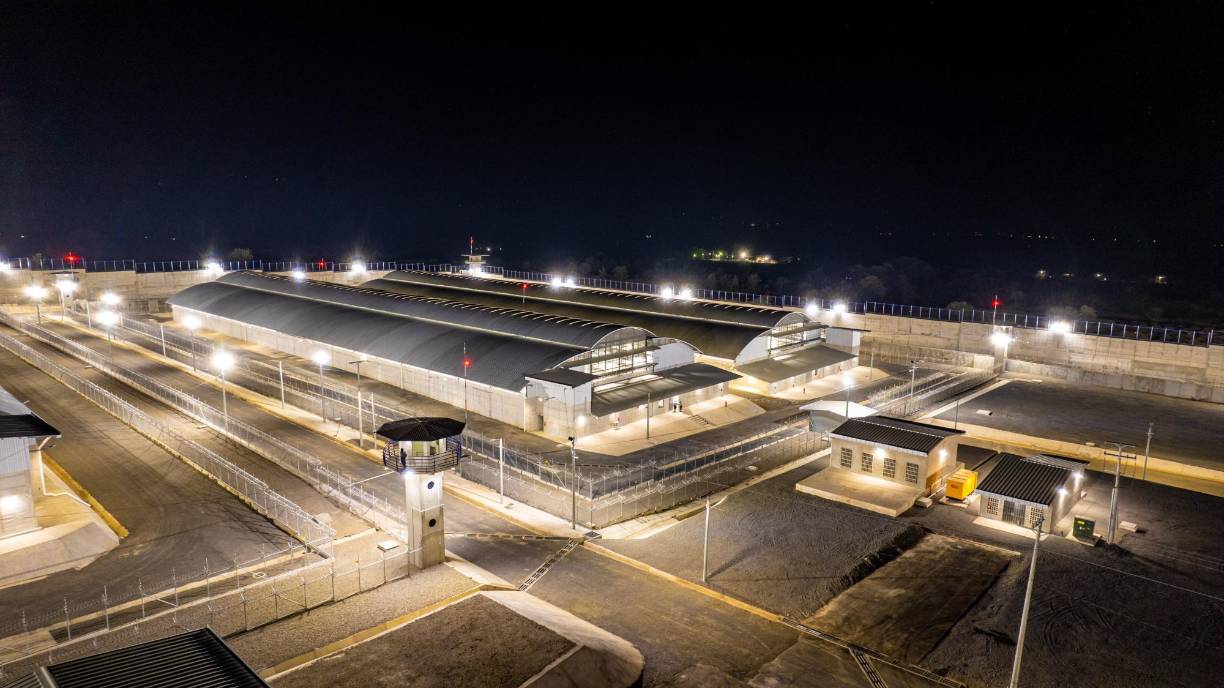 El mandatario no precisó cuándo serán trasladados a la megacárcel los primeros de los casi 63.000 presuntos pandilleros detenidos en el marco de la guerra contra las pandillas.