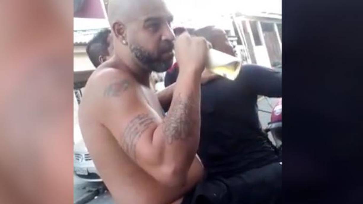 El exgoleador brasileño fue captado encima de una moto como acompañante, con el torso al descubierto y cerveza en mano. 
