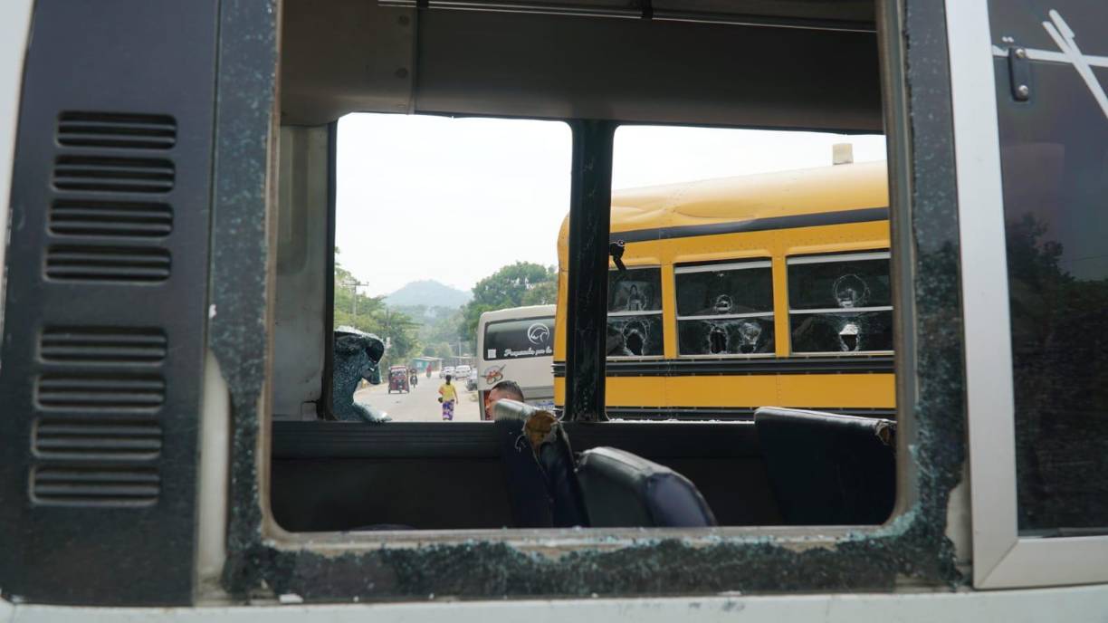 Según relataron habitantes, los agentes militares llegaron a la zona y comenzaron a disparar, ocasionando daños a varias unidades del transporte público que estaban estacionadas en el lugar. 