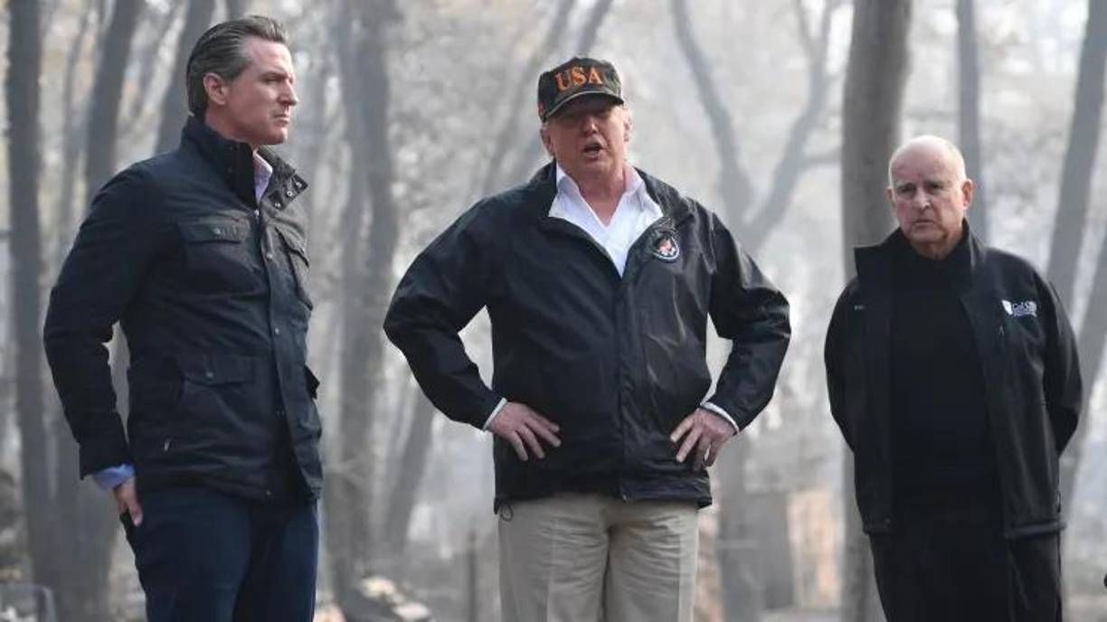 Al igual que Harris, Newsom también se ha posicionado del lado del presidente. Cuando decenas de reporteros lo acorralaron después del debate con la misma pregunta “¿Está listo para sustituir a Biden?”, él consideró que ese planteamiento no era válido y que lo que había que hacer era apoyar al mandatario.La imagen muestra el recorrido de Trump, junto a Newsom, por California tras los devastadores incendios en ese estado durante su presidencia.