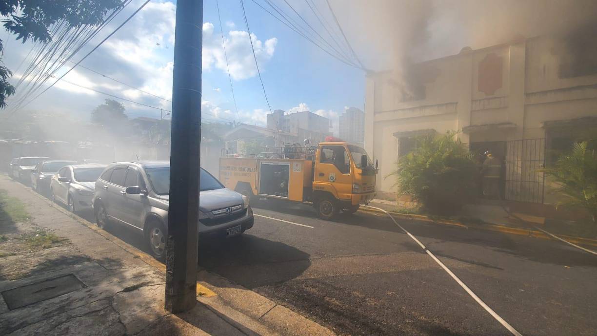 Según vecinos del lugar la casa estaba ocupada por una dama de la tercera edad, quien fue rescatada por los bomberos cuando su casa ardía en llamas.