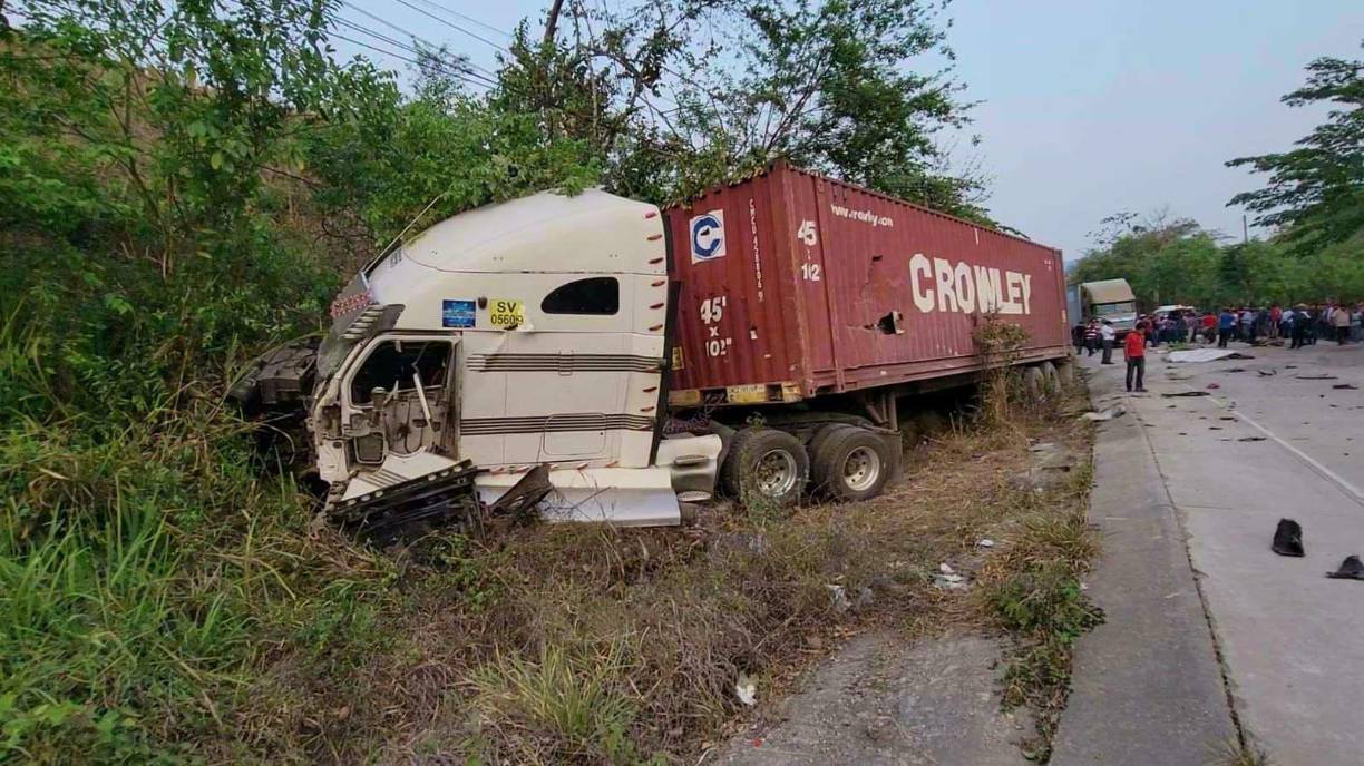 Ocho personas murieron como consecuencia del impacto frontal entre un camión de carga y una volqueta en cuya caja viajaban más de diez hombres que regresaban de una jornada de trabajo en la construcción. 