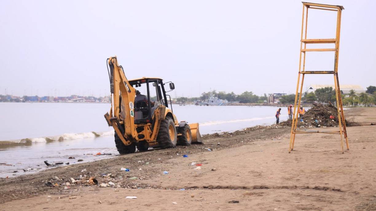 Este problema de toneladas de desechos sólidos que llegan de Guatemala es desde hace varios años, así lo manifestó, el alcalde de Omoa, Ricardo Alvarado.