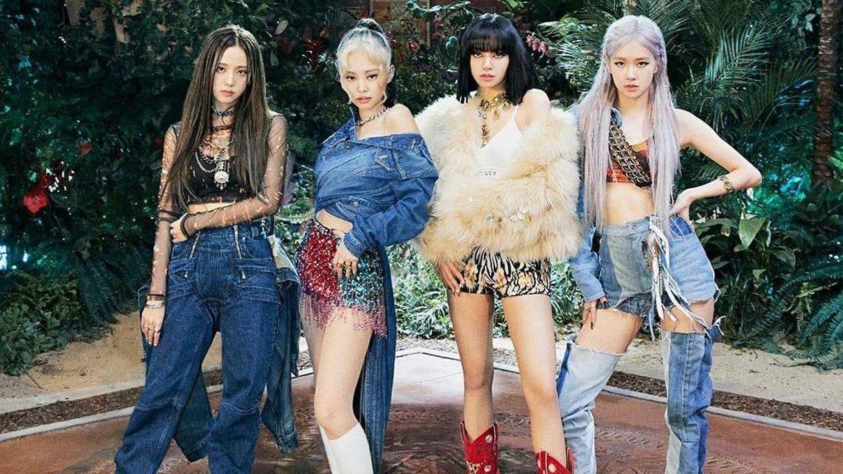 Blackpink ha logrado cosechar varios Récord Guinness que mitifican su imagen de heroínas. A pesar de eso, ellas se consideran “chicas normales al final del día”. Jennie expresó en un reportaje de Time: “Nos esforzamos mucho para poder parecer supermujeres”.