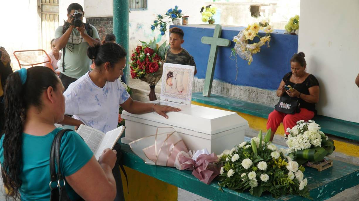 Hoy, mientras sepultaban a la bebé, su madre fue intervenida quirúrgicamente en el hospital Mario Catarino Rivas, de San Pedro Sula. 