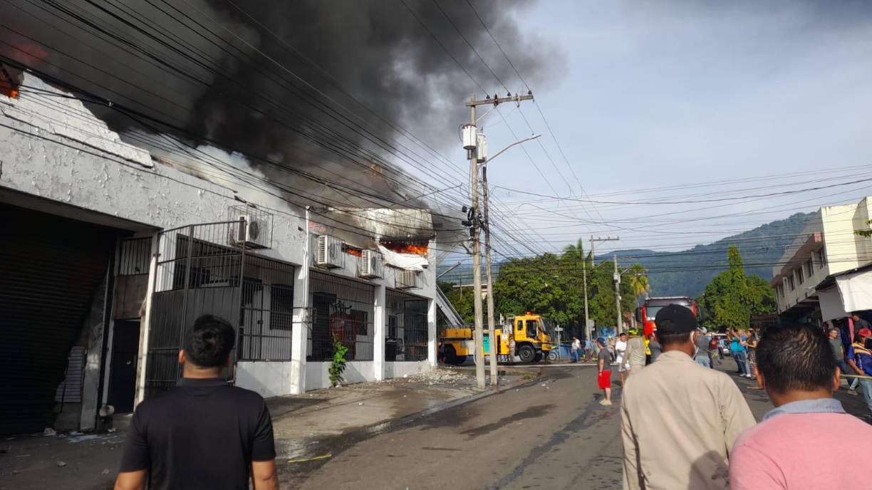 El incendio generó pánico y tensión entre los pobladores.