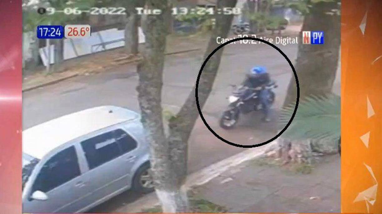 Momento en que el sicario avanza hacia el vehículo del periodista para asesinarlo.