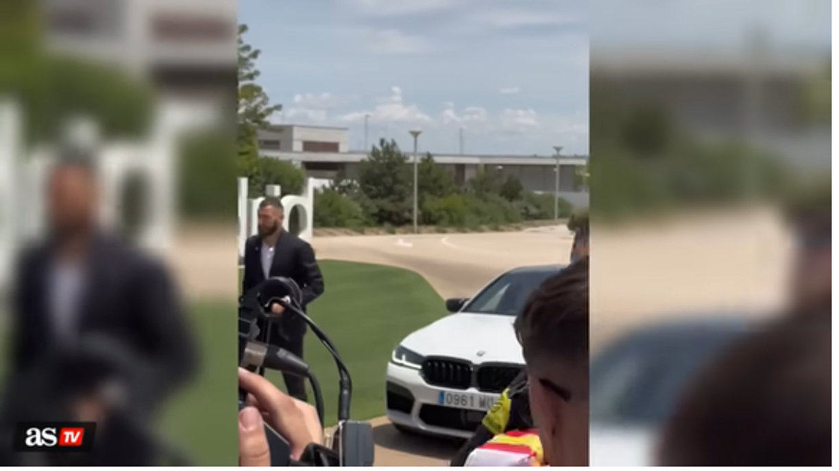 En su llegada, el francés intentó atender a los aficionados que se encontraban esperándolo. Ahí aprovecharon para tomar algunas fotografías y firmar autógrafos.