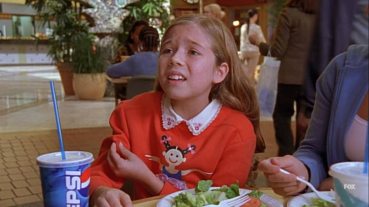 Su actuación fue tan buena, que incluso el director le dio el papel de Penélope, durante el periodo en que Dewey asistía a las clases de niños especiales.