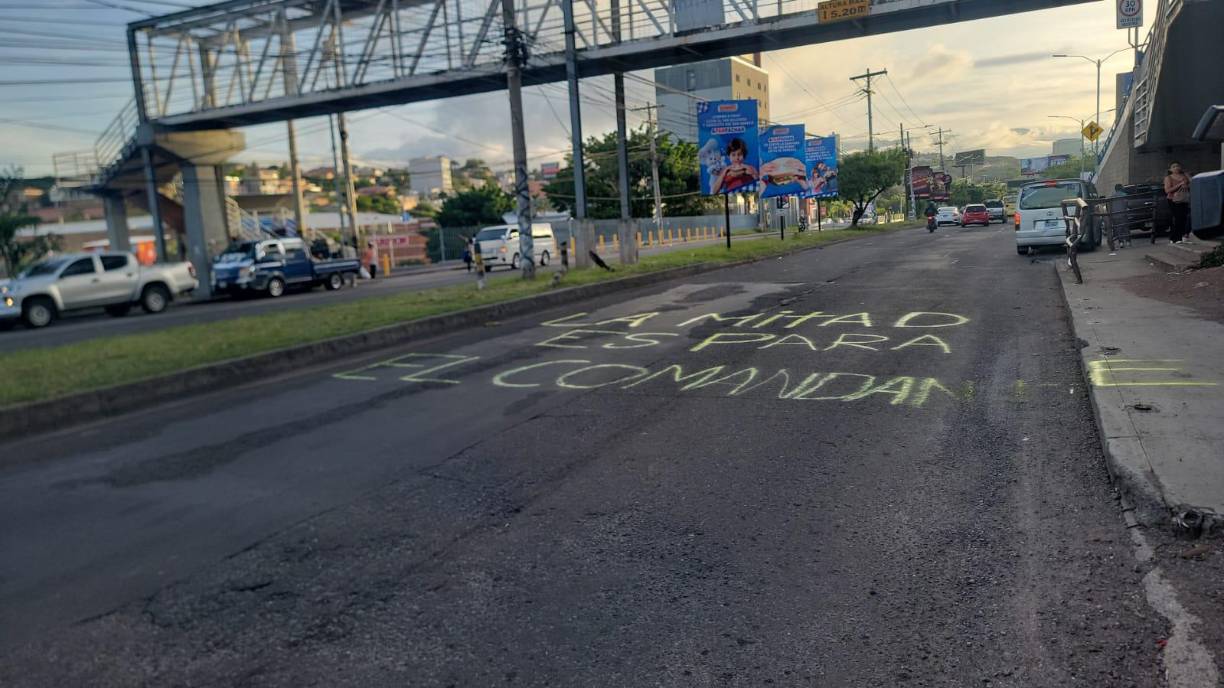 Este mensaje se pintó en varios lugares estratégicos de Tegucigalpa, en clara alusión al expresidente Zelaya, conocido como el “Comandante vaquero”. 