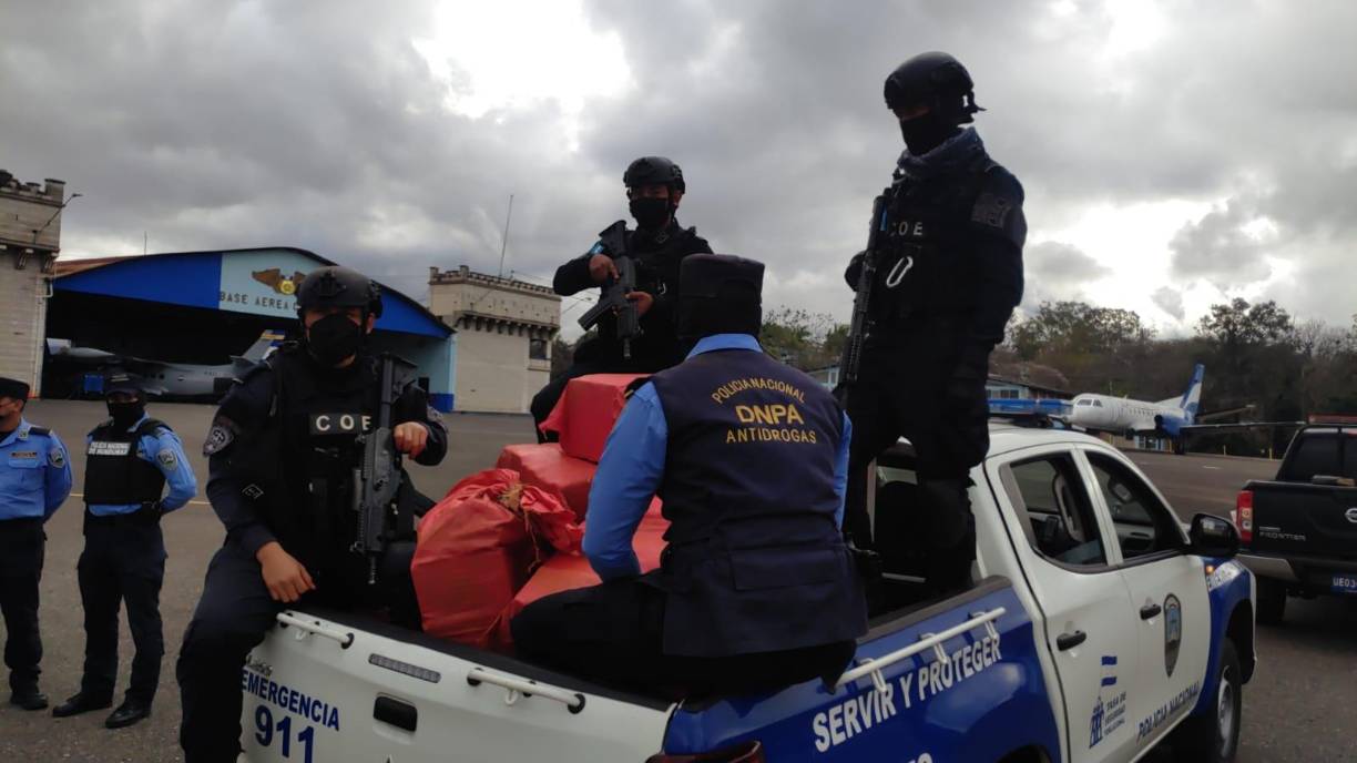 Según cifras oficiales, Honduras decomisó en 2020 más de 14 toneladas de cocaína y 525.125 arbustos de coca, y destruyó ocho laboratorios supuestamente dedicados a procesar drogas.