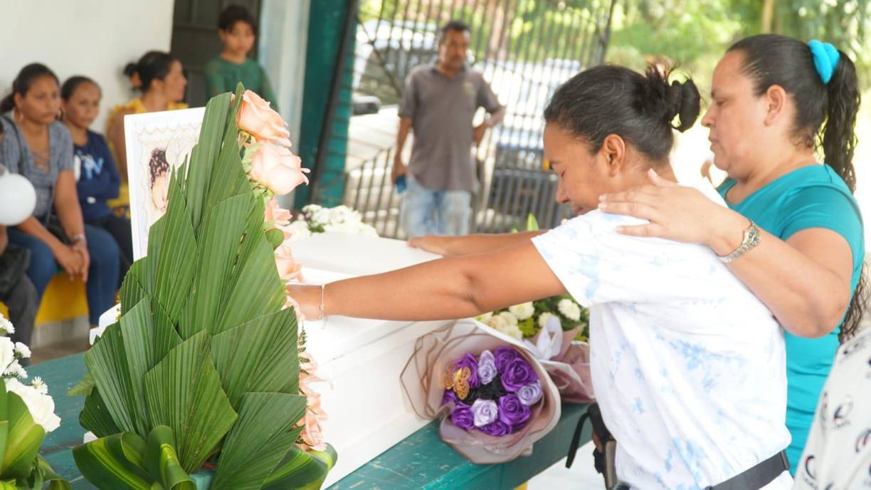 Consternación, lágrimas y dolor invadió a parientes y conocidos que despidieron a la pequeña. 