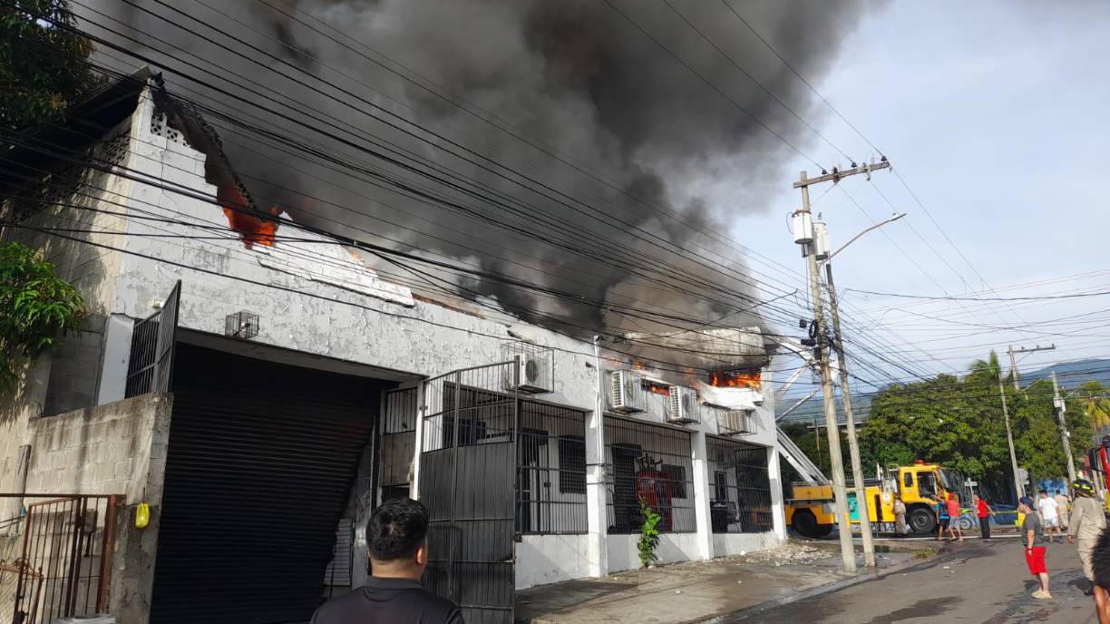 De momento se desconoce qué fue lo que provocó el incendio.