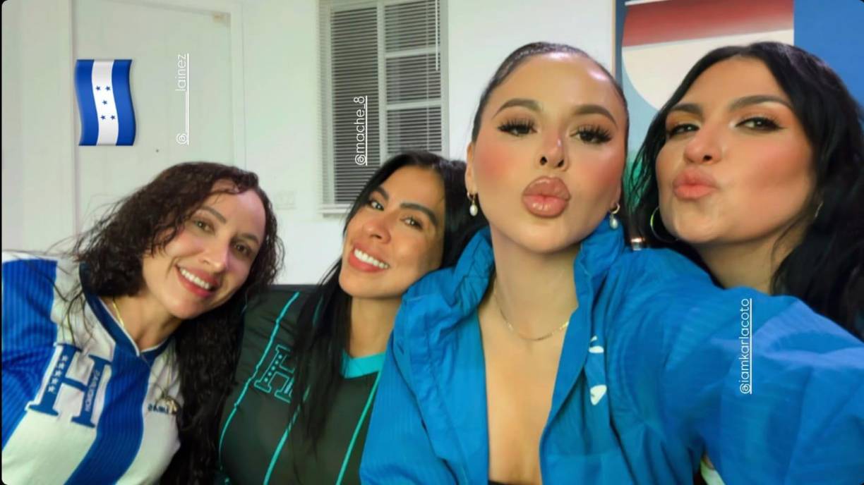 Esta fotografía de Ana Alvarado, más conocida como Lipstickfables fue después del partido entre Honduras y México. La felicidad fue notoria. 