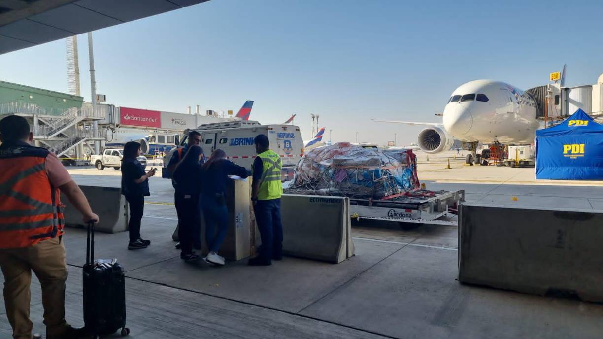 Pese al aviso, los ladrones lograron acercarse el avión procedente de Miami que llegaba con remesas millonarias, momento en el que se inició el tiroteo en el que murió uno de los presuntos asaltantes y el bombero Claudio Villar Rodríguez, quien participó en el enfrenamiento armado.