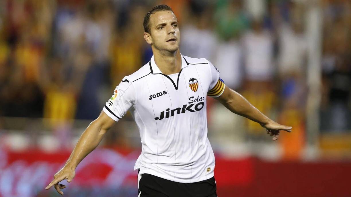 El delantero Roberto Soldado anunció este jueves en redes sociales su retirada del fútbol profesional tras 21 años de carrera en los que ha militado en el Real Madrid, Osasuna, Getafe, Valencia, Tottenham Hotspur, Villarreal, Fenerbahce, Granada, y Levante, además de ser internacional absoluto con la selección española.