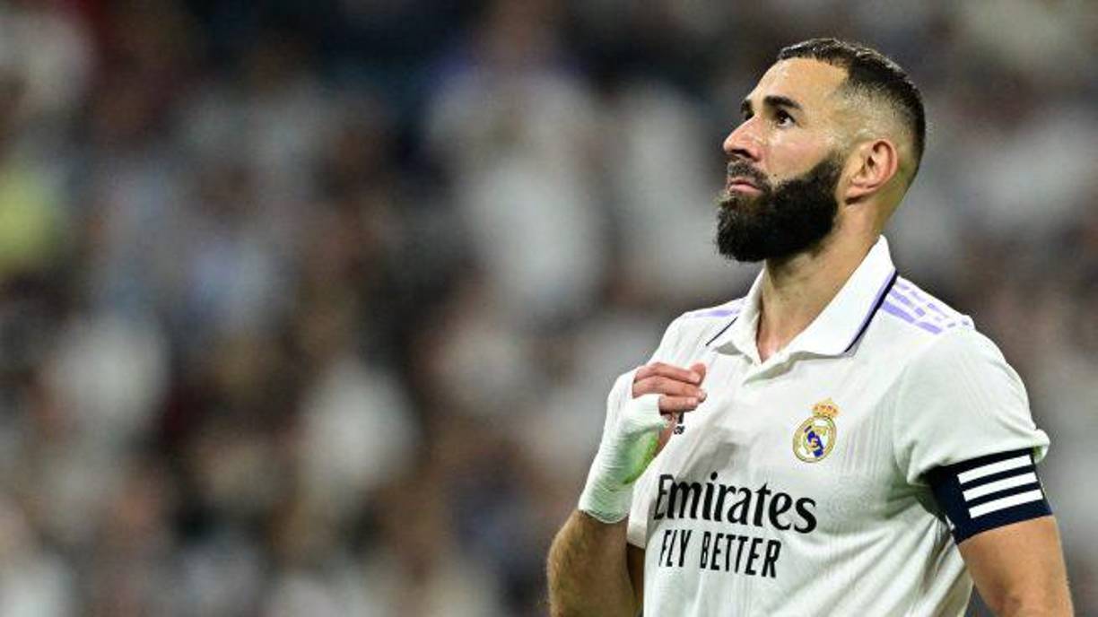 Karim Benzema (35 años): La continuidad del delantero francés no corre riesgo, se ha convertido en uno de los pilares del equipo.