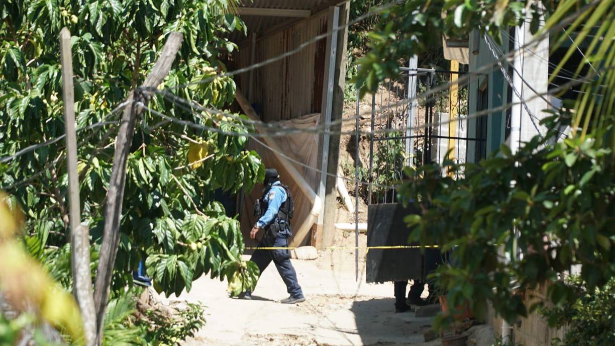 El hecho violento ocurrió el pasado jueves a las 11:30 am en la colonia Monte Alegre de San Pedro Sula, cuando Carlos Arturo Quintanilla (de 28 años) llegó para ver a su hijo Arturo Sebastián Quintanilla López, pero como tenía medidas de restricción por parte de los juzgados, su expareja y la mamá de ella no lo dejaron ingresar