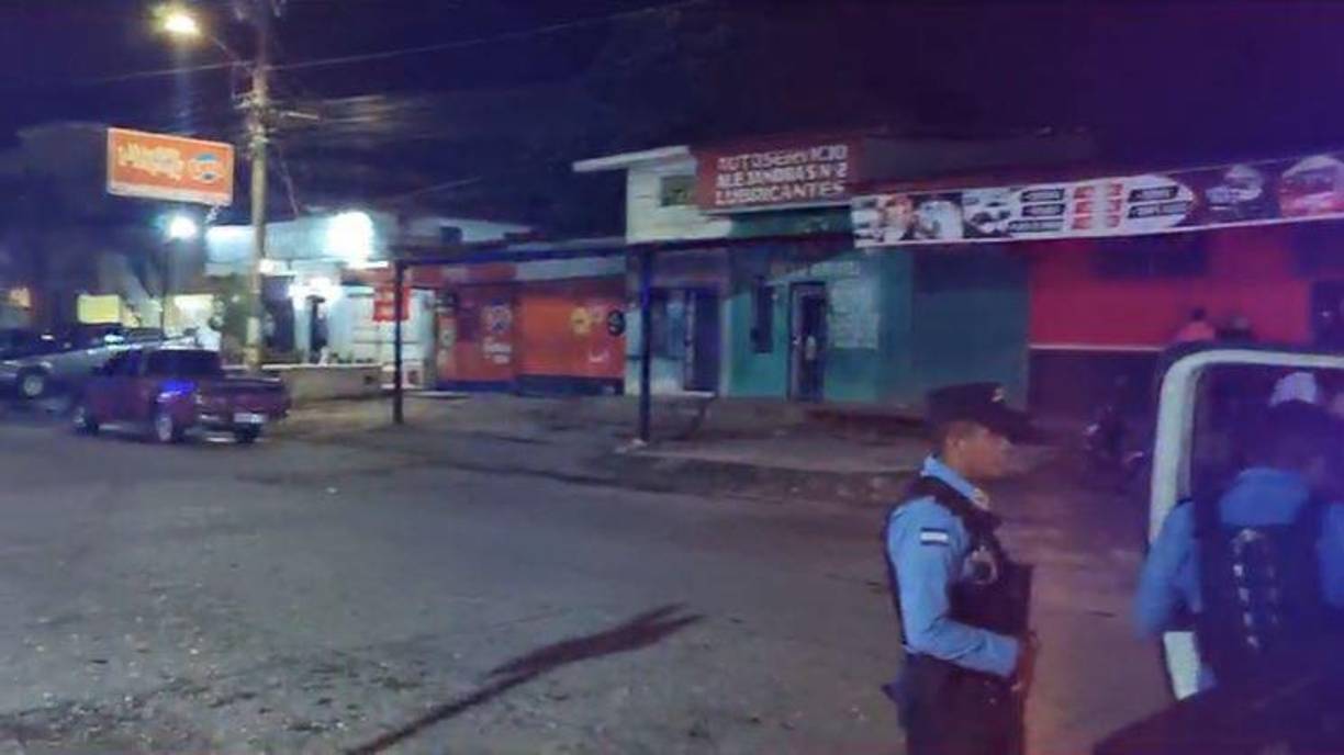 El cadáver de Keneth Hurtado quedó junto a la puerta de ingreso, a la par de un vehículo que transportaba un ataúd. 