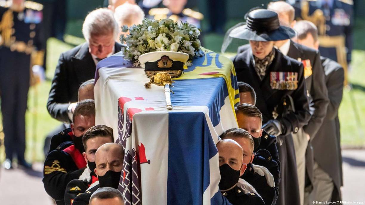  9 de abril de 2021: fallece su esposo, el príncipe Felipe, de casi 100 años, dejando un “enorme vacío” en la vida de la monarca.