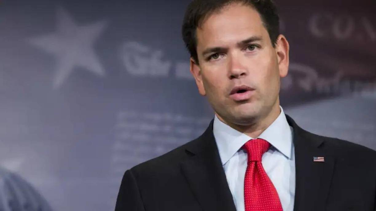  La campaña de Trump inició la semana pasada el proceso formal de solicitud de información a varios posibles candidatos, entre los que se encuentra el senador por Florida Marco Rubio. De ser elegido, Rubio, hijo de inmigrantes cubanos que llegaron a Estados Unidos durante la dictadura de Fulgencio Batista, sería el primer hombre latino en una fórmula presidencial republicana.