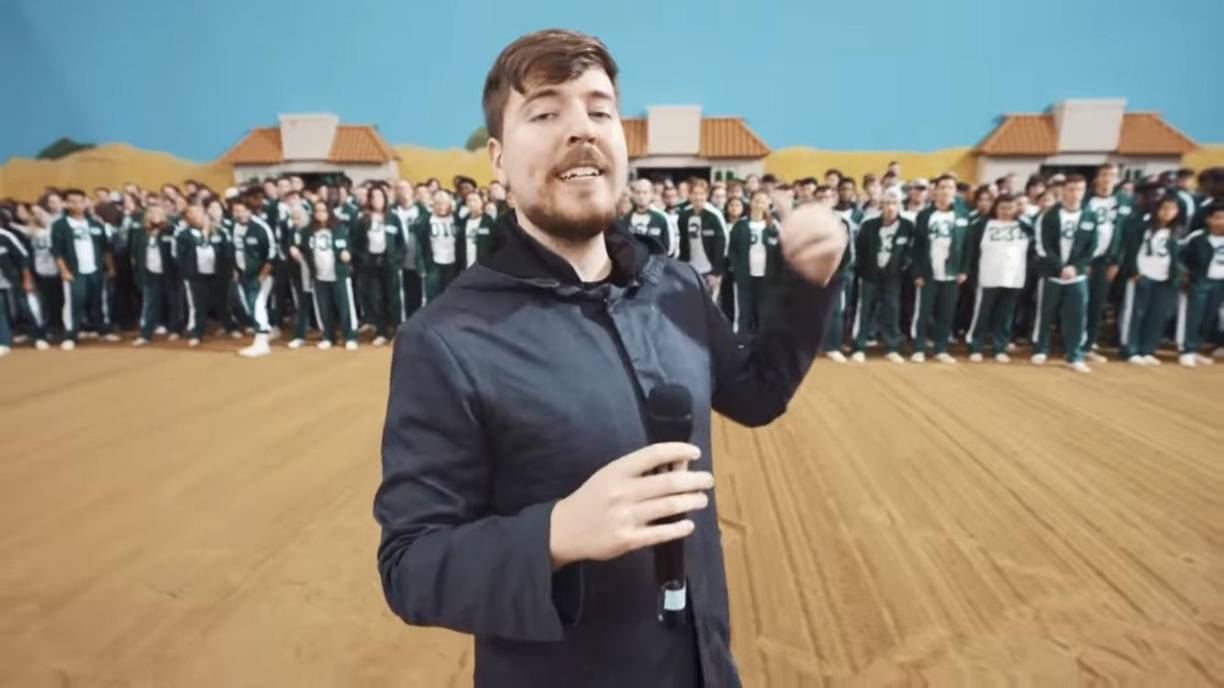 La lista la encabeza MrBeast, de 23 años, que el año pasado ganó 54 millones de dólares gracias a los 10.000 millones de visitas que tuvieron sus videos en 2021, que incluyeron extravagancias como pasar 50 horas enterrado vivo o regalar 10.000 dólares a quien se atreviera a entrar en una bañera llena de serpientes.