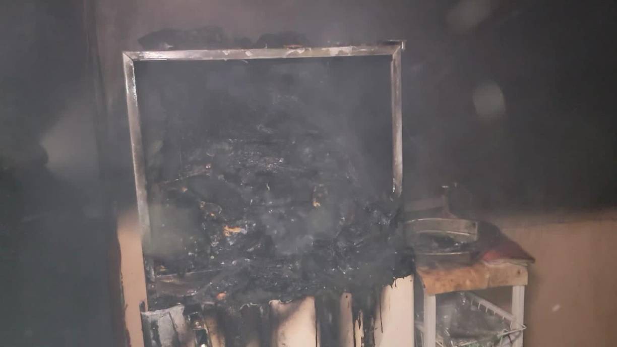 La pronta acción del cuerpo de bomberos voluntarios y municipales de La Entrada logró evitar que el fuego se propagara hacia otras viviendas aledañas.