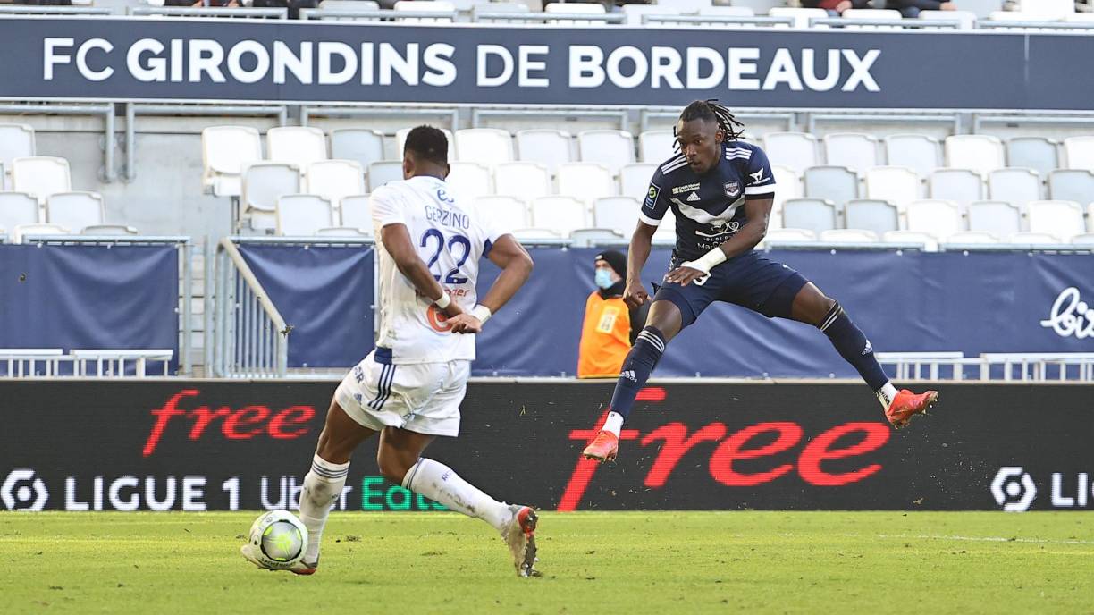 Momento del derechazo de Alberth Elis que terminó en una gran anotación.