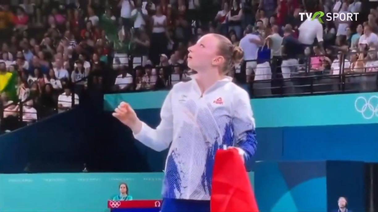 La rumana incluso salió a celebrar con su bandera en el tapiz del Arena Bercy, pero acabó viéndose relegada a la cuarta plaza después de que los jueces revisaran la nota otorgada a Jordan Chiles.
