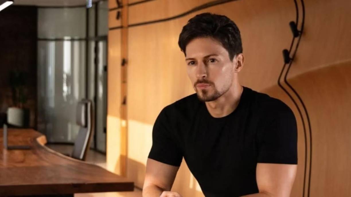 Cuando aún presidía VK, lanzó aviones de papel hechos con billetes de dólar desde la ventana de su oficina, gesto premonitorio, ya que un avión de papel es el símbolo de Telegram, cuyo estándar de cifrado fue creado por su hermano Nikolái.