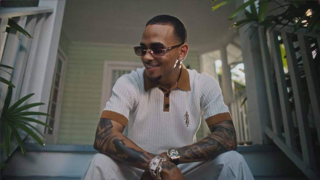 ”La bebé chulita le queda su minifalda, yo en el BM llegando quemando por Tegucigalpa”, fue la frase con la que comienza Ozuna su participación en la colaboración. 