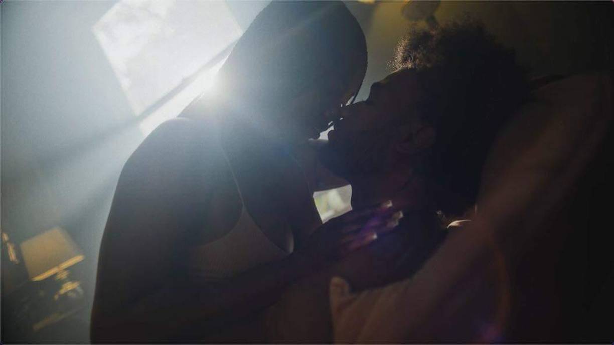 El romanticismo de los actores que participaron en la grabación musical es notorio en cada parte del video. Sin duda, una producción audiovisual al nivel de los artistas más reconocidos de la actualidad. 