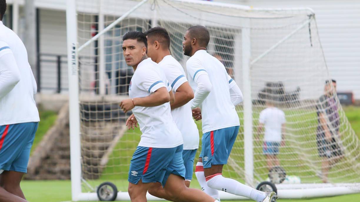 Michaell Chirinos: Tras su aventura por el Volos de Grecia, el futbolista hondureño realiza pretemporada con Olimpia y no se descarta que se haga oficial su regreso al club de cara a la próxima campaña.