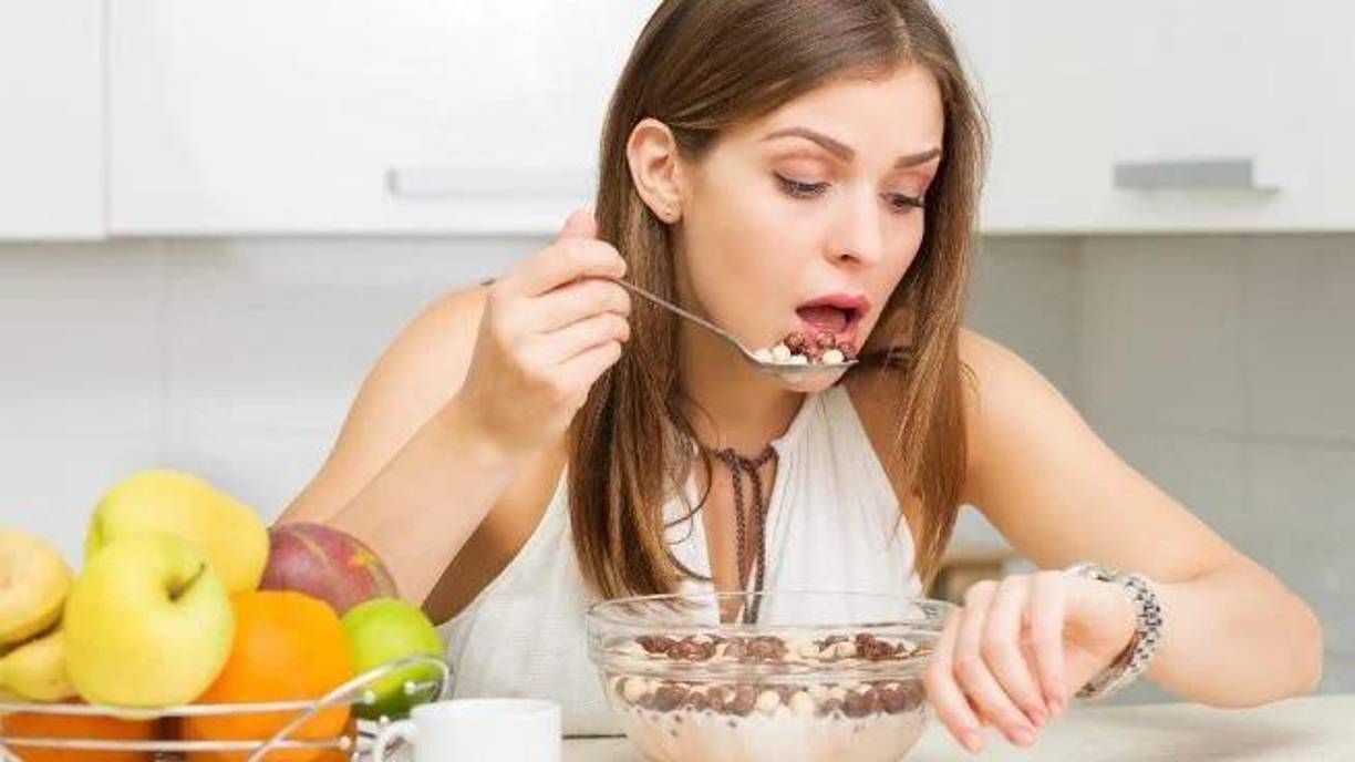 <b>En casa, ten frutas y verduras fácilmente disponibles y fáciles de ver.</b> También ten a mano otros alimentos ricos en nutrientes, ricos en fibra y no procesados, como nueces o yogur natural. Si puedes, elimina de tu entorno los alimentos con alto contenido de grasa, azúcar y sal.Asegúrate de que tus <b>objetivos de alimentación sean específicos, medibles, alcanzables, relevantes y con un plazo determinado</b>.<b>Sé amable contigo mismo</b>. No te castigues si comes algo que no cumple con tus objetivos de salud. Simplemente sigue intentándolo.