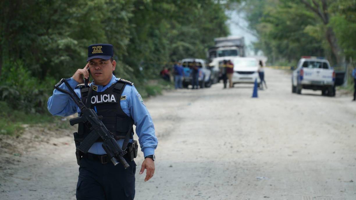 A eso de las 8:30 am, pobladores de la zona la zona de La Sabana, en la calle que de Ticamaya conduce al Ocotillo, en San Pedro Sula, alertaron de la presencia de dos cadáveres.