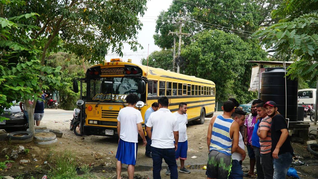 Producto del tiroteo, se confirmó que una bala perdida le quitó la vida a un joven del sector, esta persona fue identificada como José Jonathan López, de 24 años. Además, se confirmó que otra persona resultó herida y se encuentra recibiendo atención médica en el hospital Mario Catarino Rivas. 