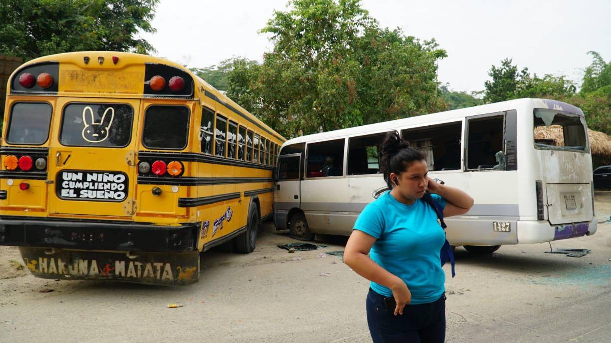 Las unidades de bus quedaron con los vidrios quebrados tras la balacera desatada. 
