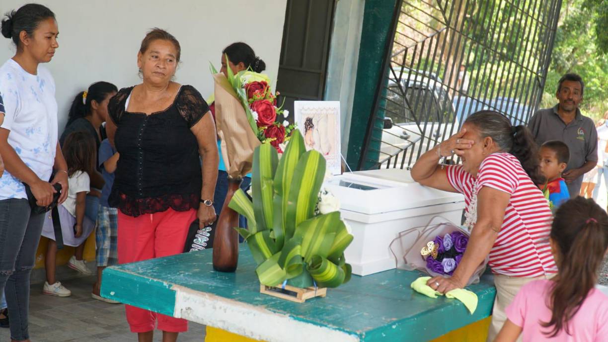 Parientes lloran la muerte de la bebé Any Dubón, de ocho meses. 