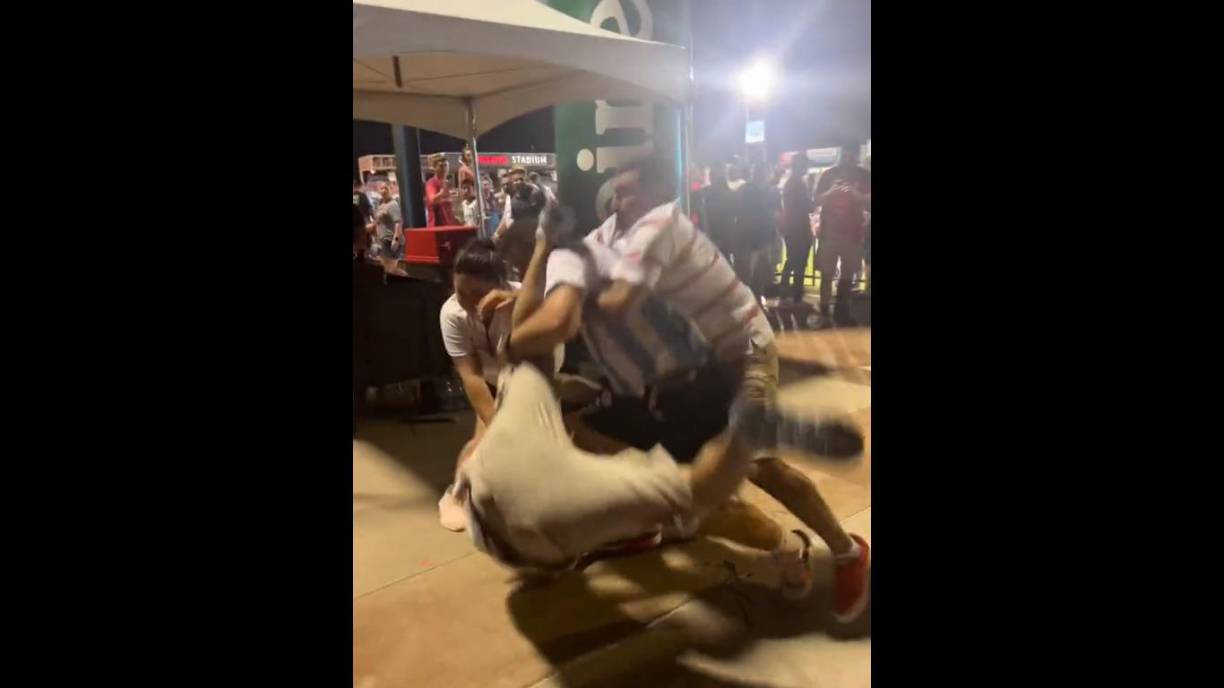 Después del partido, varios aficionados se fueron a los golpes.