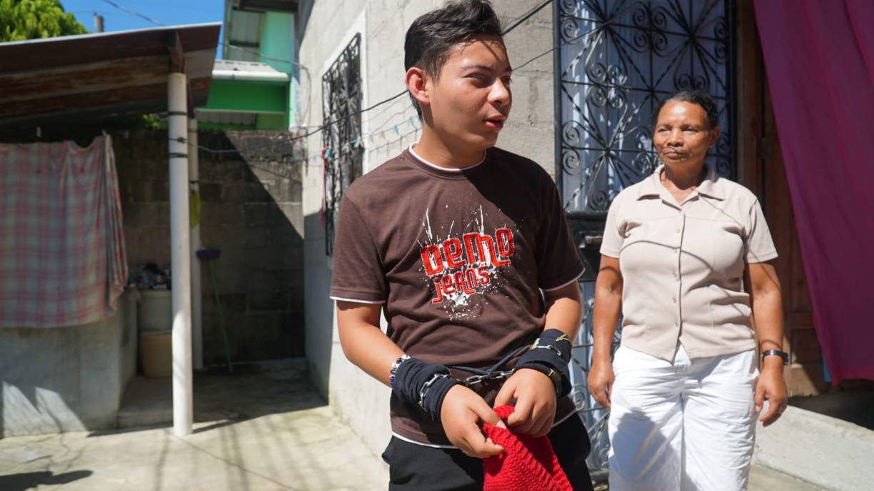 ”He llegado a tener luchas de hasta dos horas. Cuando estoy cocinando intenta agarrarme del cuello”, relató.