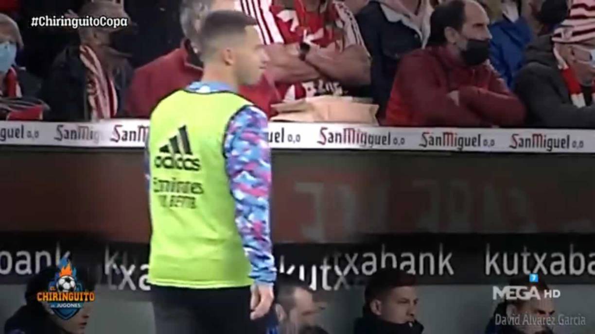 En el minuto 75, Eden Hazard estaba calentando en la banda, Ancelotti lo regresó al banquillo y mandó a Dani Ceballos a calentar. La decisión no le gustó al jugador belga y lo mostró en su rostro.