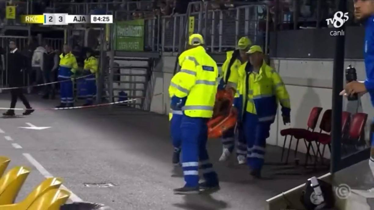 Los servicios médicos ingresaron rápidamente para atender al guardameta que se quedó tendido sobre el terreno de juego.