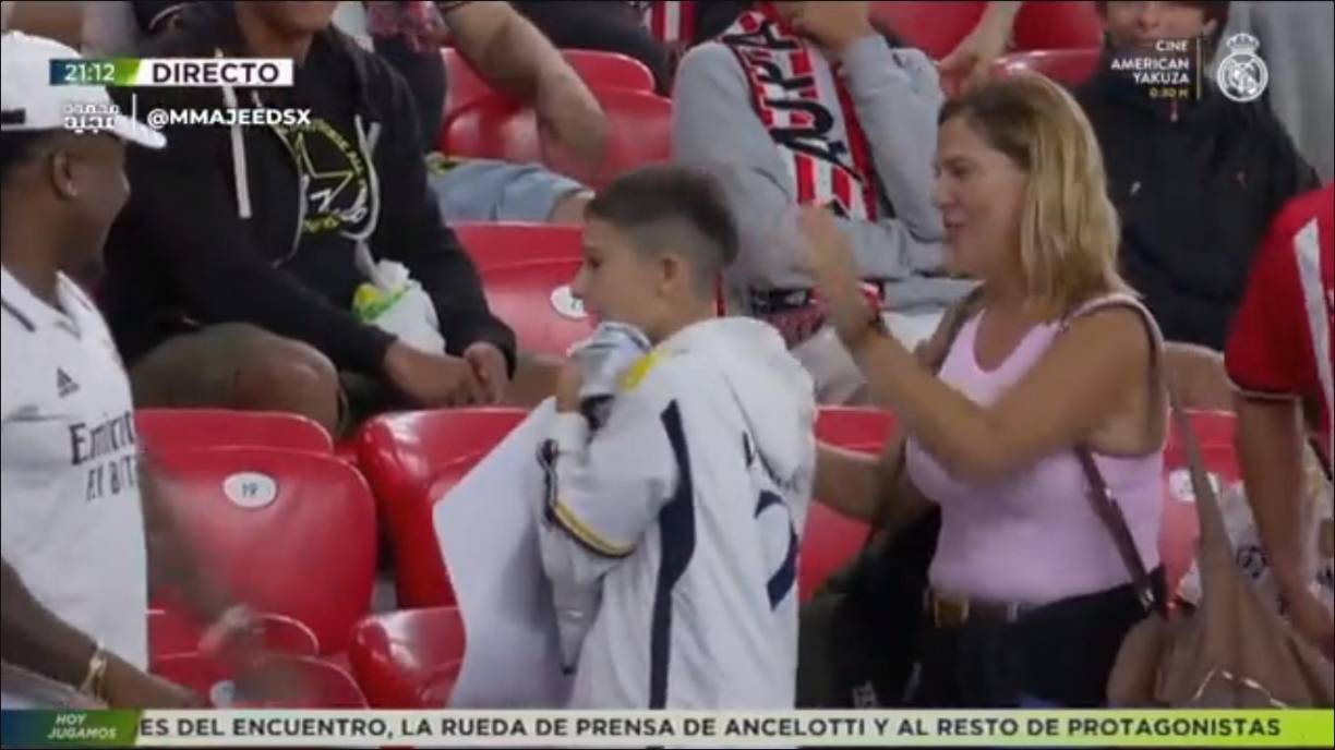 El pequeño se mostró eufórico y le dio un abrazo a su madre, quien lo estaba acompañando en la gradería. 