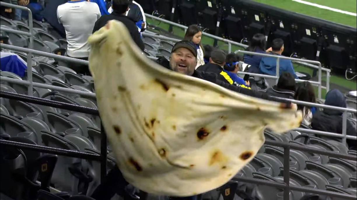 Este otro hincha hondureño se hizo sentir con una gigantesca baleada.